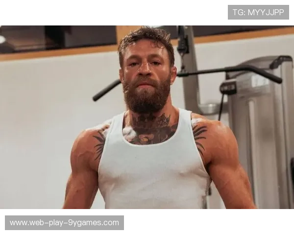 UFC选手被KO倒地后拒绝担架，怒吼坚持走出赛场